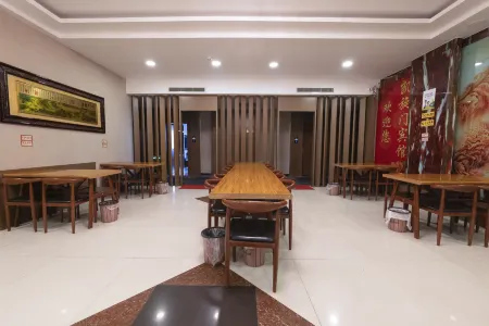 Kaixuanmen Отели рядом с достопримечательностью «Alataw Shankou»