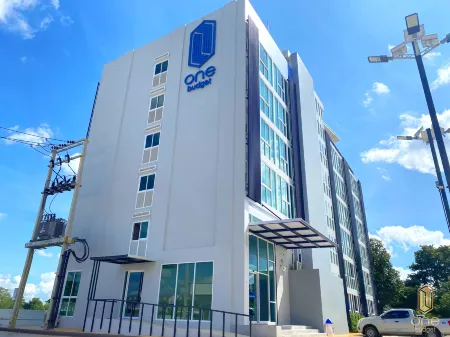 One Budget Hotel Chiangrai Stadium Отели рядом с достопримечательностью «Ramkhamhaeng University Chiang Rai Campus in Honour of Honour of His Majesty the King»