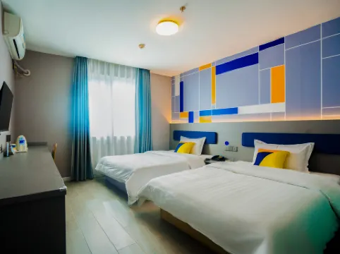 7 Days Inn (Xi'an Railway Station & Xi'an Railway Station Metro Station Branch) Отели рядом с достопримечательностью «Vanguard (Xi'an Taihua Road Shop)»