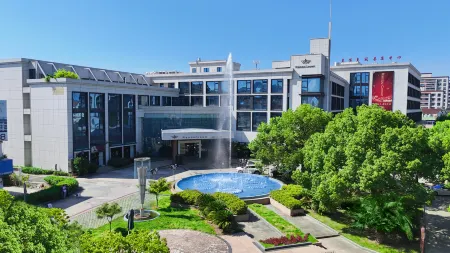 Chang Xing He Ping Square Rambo Crown Hotel Отели рядом с достопримечательностью «Yuanxiangxiaozhen Sceneic Area»