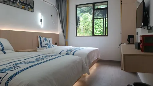 Emeishan Zhaofengyuan (Emeishan Linggongli Scenic Area)