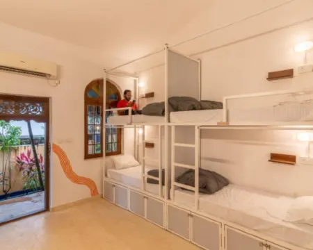 Madpackers Goa Anjuna - Bar & Pool Hoteles en Baga