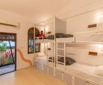 Madpackers Goa Anjuna - Bar & Pool Hotels in 