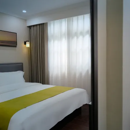 Qingju's Promise Hotel (Fuyang South Station Hongqi Middle School)
