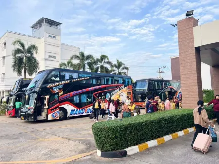 Mayflower Grande Hotel Phitsanulok Отели рядом с достопримечательностью «Wat Phra Si Rattana Mahathat»