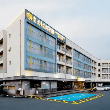 Shin Shin Hotel Jeju City Отели рядом с достопримечательностью «Храм Пэкчеса»