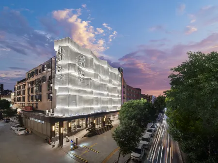 Nanyang Manyue Yueji Hotel (Zhongjing Avenue Wuyue Plaza) Отели рядом с достопримечательностью «Zhang Zhongjing Memorial Temple»