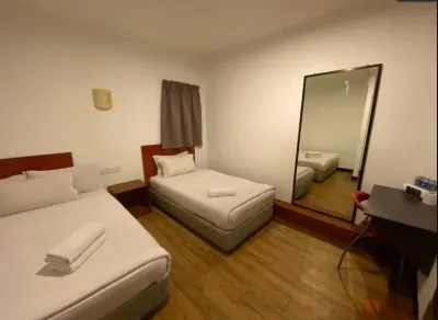 Switz Paradise Hotel - 5 Minute Walk to Centre Point and 10 Minute Walk to Waterfront-