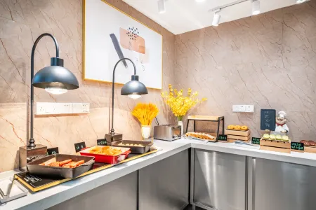 Vienna Hotel (Shenzhen Yantian Port Hong'anwei Metro Station) Отели рядом с достопримечательностью «Yantian International Container Port»