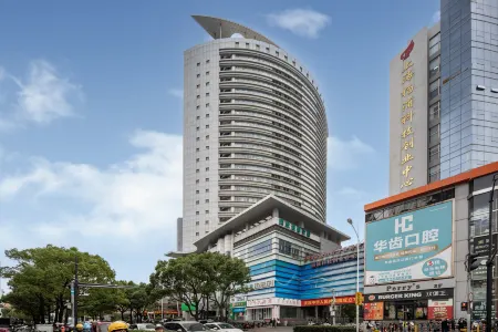 Haitang Hotel (Shanghai Fudan University) Отели рядом с достопримечательностью «Fudan University Handan Road Stadium»