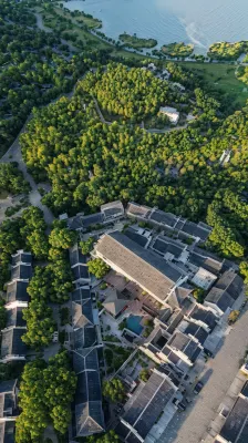 July Hidden Mountain, Sea and Lake Panoramic Resort Villa (Haiyan Nanbei Lake Scenic Area) Hotels near Bailuzhou Park