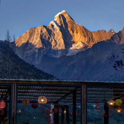 四姑娘山等風來雪山民宿（長坪溝景區長青山寨觀景平台店） Hotels in Xiaojin