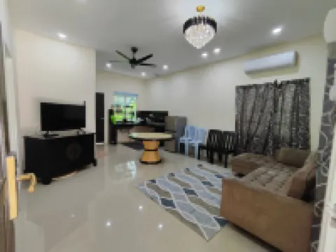 Mri Residence - Homestay in Sg Buloh with Swimming Pool - No Pork&Alcohol Allowed