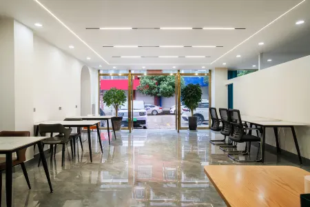 Heyue Hotel (Qujing Wanda Plaza Branch) Отели рядом с достопримечательностью «Qujing Normal University»