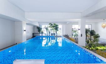 Maitreya Blue Lake Hot Spring Resort Hotel