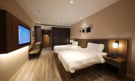 Homeinn Plus Hotel (Nanjing Zijin Mountain Scenic Area Maqun Subway Station) Отели рядом с достопримечательностью «Nanjing Normal University(Xianlin Campus)»