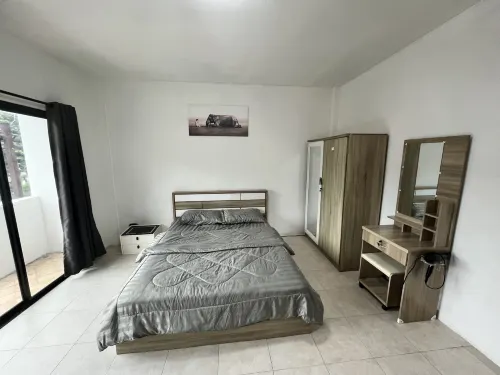 84 Bar & Guesthouse