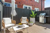 Peaceful 2 bedroom with private backyard and BBQ Hotels in Bondi Junction