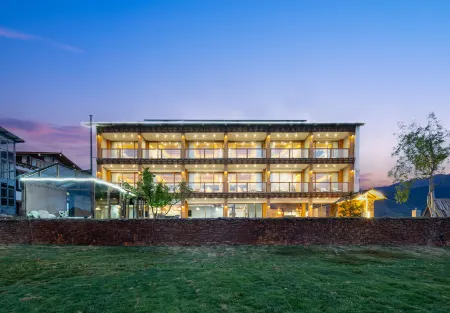 Sengjinida Deshe (Shangri-La Napahai Shop)