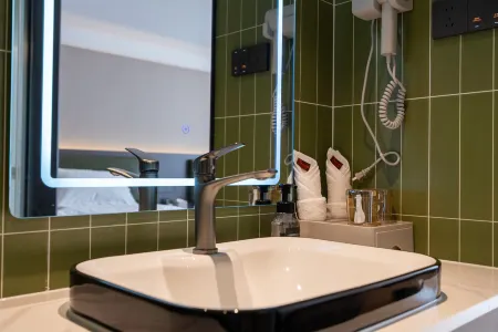 Burqin Xinlu Songguo Hotel (County Government Kanas Tower Bridge) Отели рядом с достопримечательностью «Cenial Folk Customs Park»