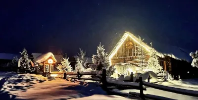 哈巴河界河左岸民宿 喀納斯景區白哈巴旅遊觀光馬隊附近的飯店