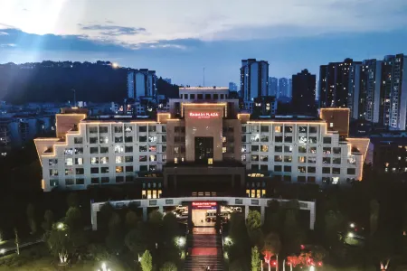 Ramada Plaza by Wyndham Chongqing West Отели рядом с достопримечательностью «Dazu Stone Carving Baoding Mountain Scenic Area - Guiding Service Hall»