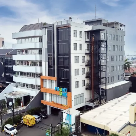 Front One Boutique Hotel Taman Anggrek Отели рядом с достопримечательностью «Торговый центр Central Park»