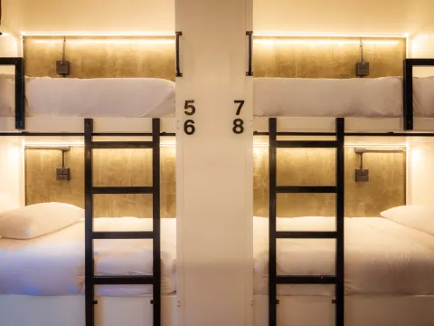 ห้องพักรวมผู้หญิง 8 เตียง - ห้องน้ำรวม