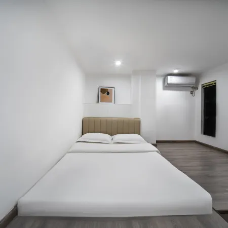 Xichang Yueshang Light Residence Homestay (Wanda Plaza Qionghai Seventeen Degrees)