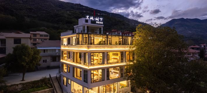 Under the black spade tree Hotels in Heishui