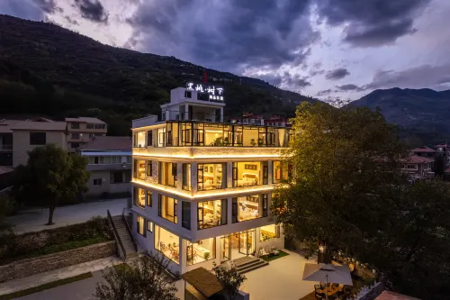 Under the black spade tree Hotels in Heishui