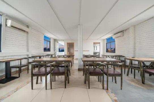 Totoro Spirit Hotel (Haikou Qilou Old Street Branch) Отели рядом с достопримечательностью «Qiongzhou Bridge»