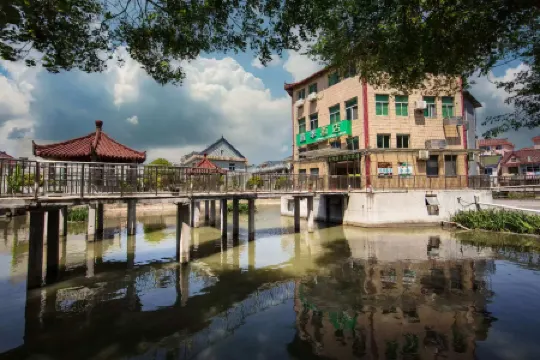 Golden Seasons Hotel (Shanghai Jinshan Zhuxing Branch)