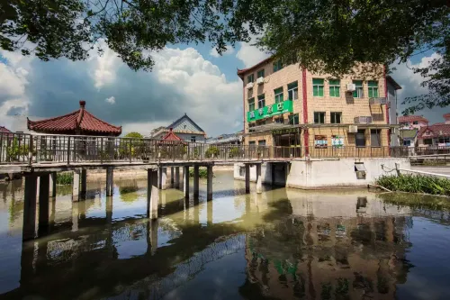 Golden Seasons Hotel (Shanghai Jinshan Zhuxing Branch)