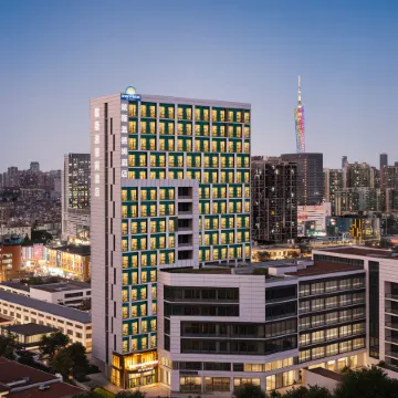 Guangzhou Wyndham Hotel  (Zhongda Textile Market Wufeng Subway Station Store) Отели рядом с достопримечательностью «Zhongda Wufeng Commercial City»