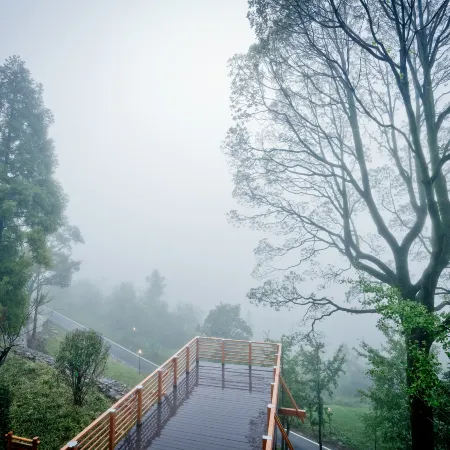 Huaying Shili Fangfei Hongyan Meicun
