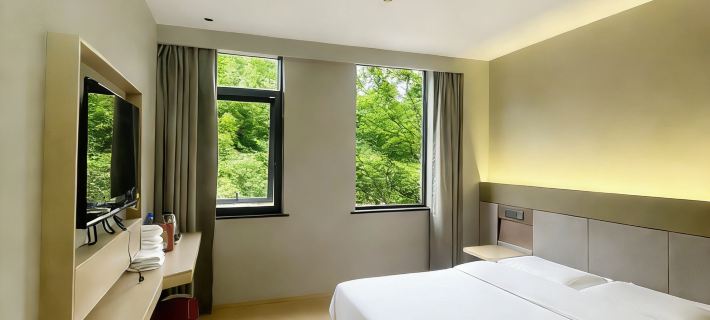 Gulin Palace Hotel Hotele w: Powiat Gulin