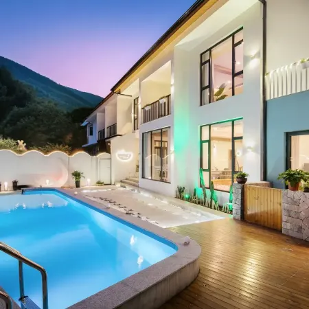 Moganshan Pinellia  hot spring  holiday beautiful night