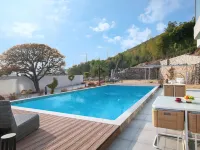 Qingyunjian homestay in Moganshan  · Designer-Inspired Mountain Luxury Stay with Garden Hotels in Deqing