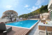 Qingyunjian homestay in Moganshan  · Designer-Inspired Mountain Luxury Stay with Garden