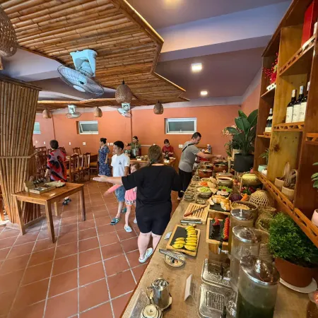 VuYen Homestay - Pool & Breakfast Отели рядом с достопримечательностью «Зыонгдонг»