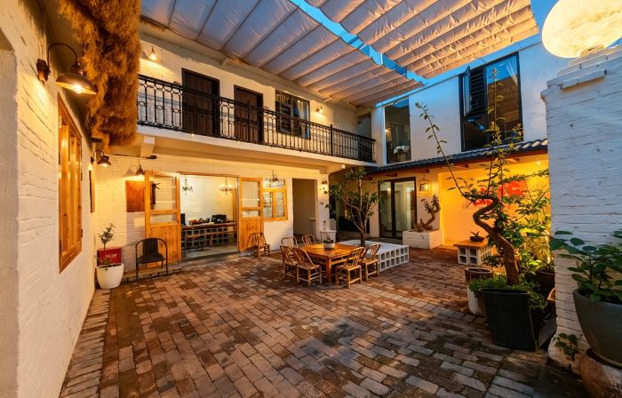 Muzi's Courtyard (Two Rivers & Four Lakes East-West Alley Branch)