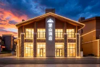 Wangshan E-Sports Hotel (Tourism Service Center of West Changbai Mountain) - 2성급