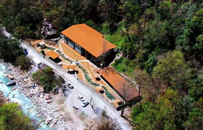 Baoxing County Zuiyunjian Homestay