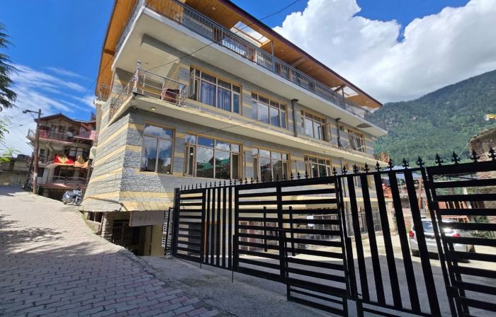 Hotel The Destination Manali ( 850m from Mall Road)
