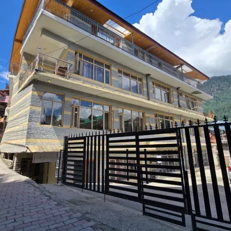 Hotel The Destination Manali ( 850m from Mall Road)