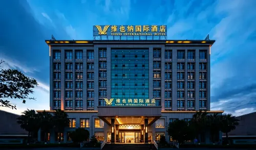 Vienna International Hotel (Baoshan High-speed Railway Station Wuyue Plaza) - parking