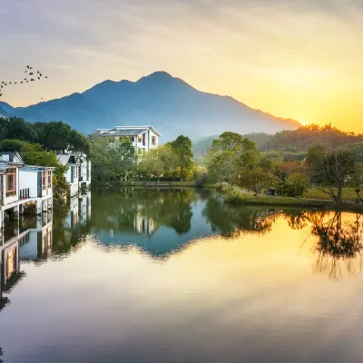 โรงแรมไป๋จื่อเว่ย ว่านลวี่กู่ ทะเลสาบว่านลวี่ โรงแรมใกล้Wanlü Lake · Wanlü Valley Resort