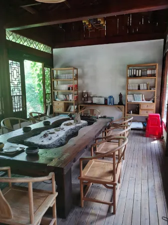 Ruqi Hostel Отели рядом с достопримечательностью «Jiangxi Ming and Qing Ancient Dwelling Expo Park»
