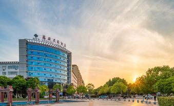 Wansheng Garden Hotel (Luoshan Xinhua)